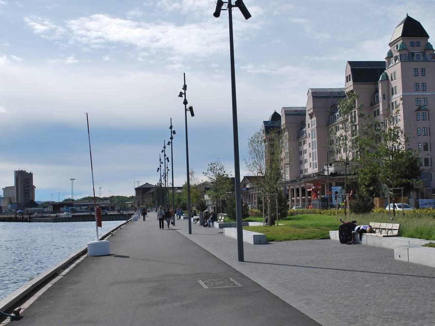 Havnepromenaden_langs_Langkaia